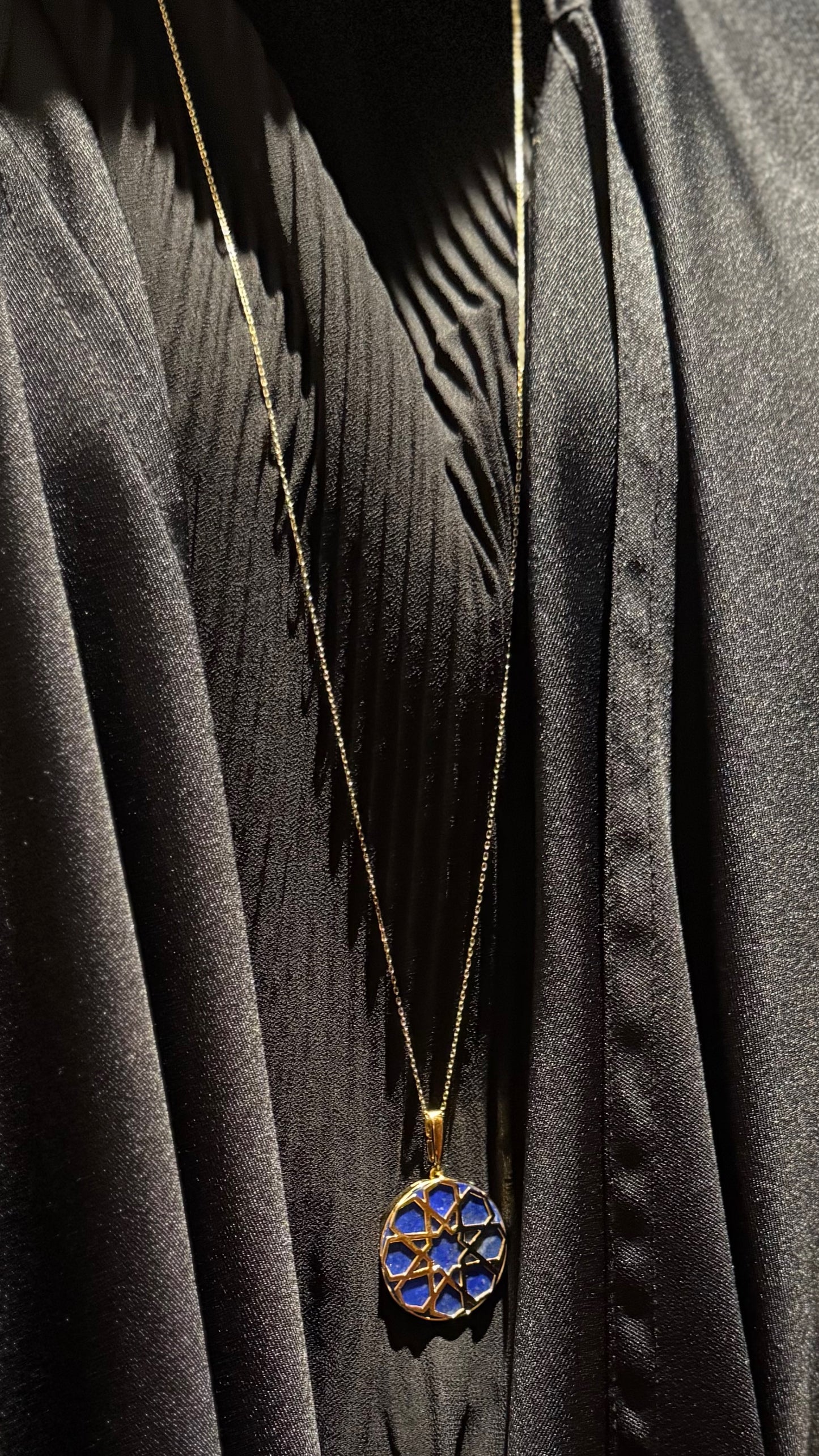 Arabie Long necklace 18k Gold with lapis Lazuli