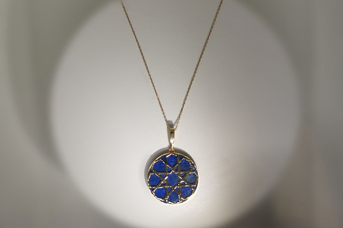 Arabie Long necklace 18k Gold with lapis Lazuli